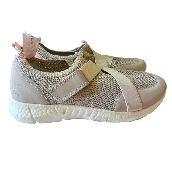 NWT! OTBT Vicky Women's Slip On Sneakers- Cream - Picture 1 of 4